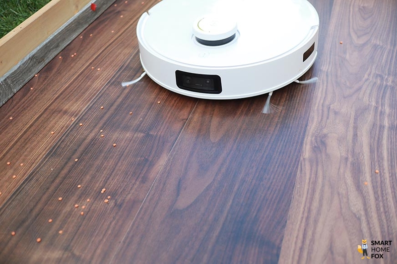 Ecovacs Deebot T10 reinigt im Test Linsen auf einem Hartboden.